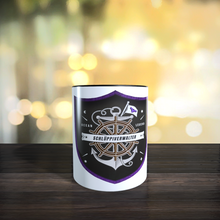 Lade das Bild in den Galerie-Viewer, Die Schlüppiverwalter Wappentasse